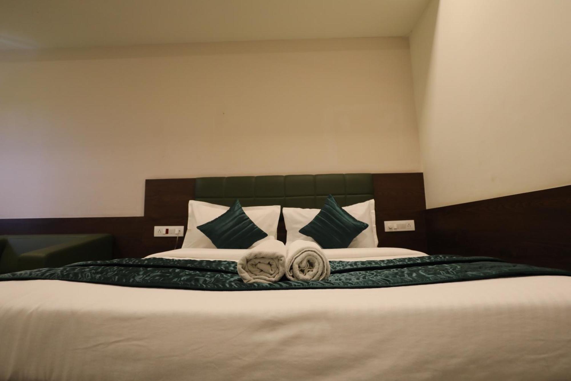 Greenotel Rooms Hazira, Surat Eksteriør billede