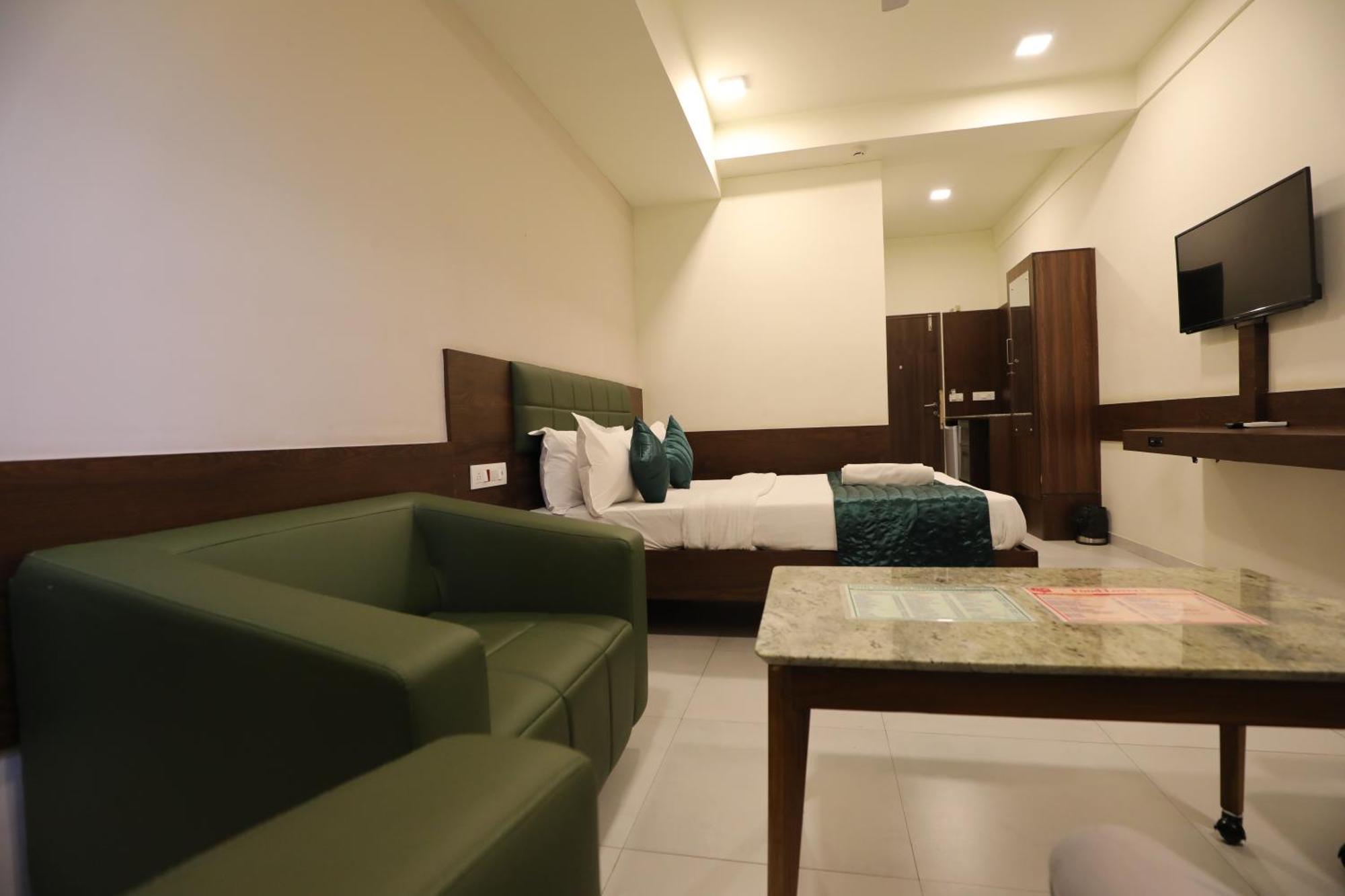 Greenotel Rooms Hazira, Surat Eksteriør billede