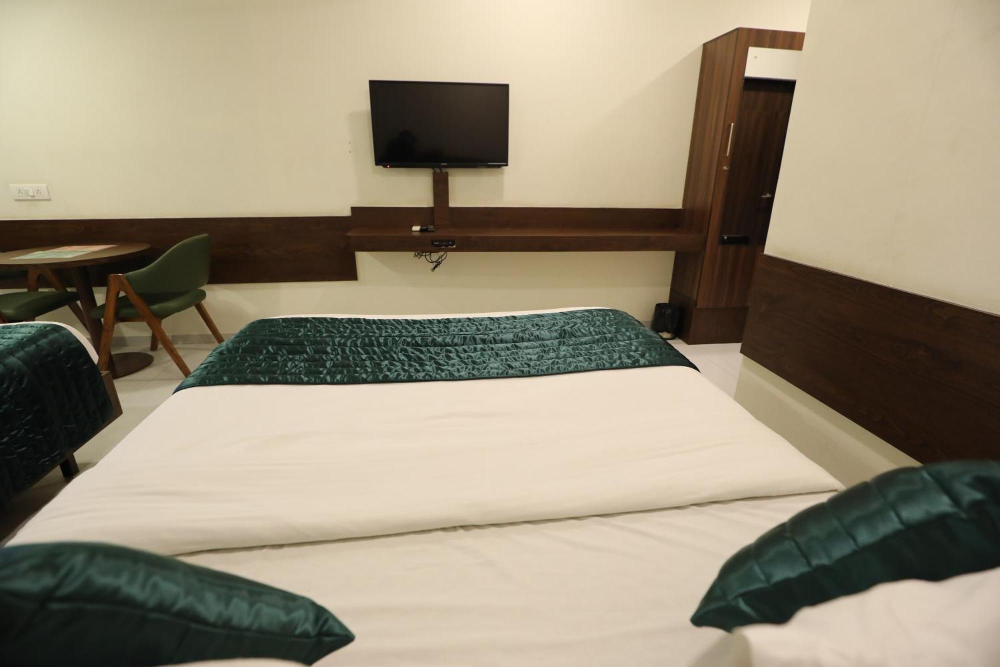 Greenotel Rooms Hazira, Surat Eksteriør billede